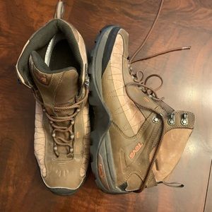 Mens Teva Hiking boots